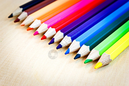 桌上的彩色铅笔图片