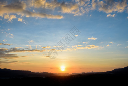 太阳升起时山上多彩天空和峰的美丽自然景观月光在山上日出时月光在山上户外最佳明亮的图片