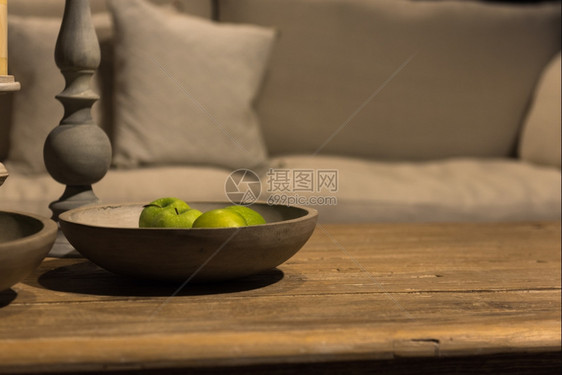 生活手制木质碗中的果汁绿色苹背景为索法的罗思基木桌秋天生的图片