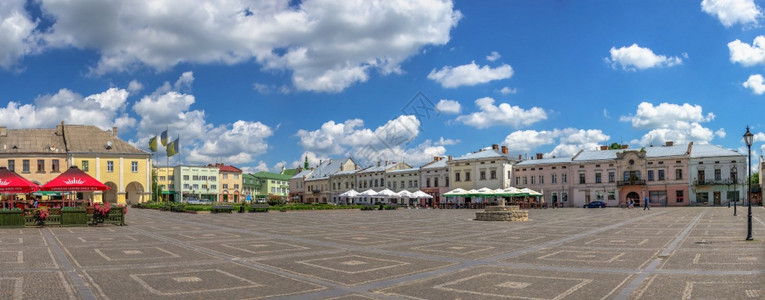 大厅城堡云Zhovkva乌克兰08721Vicheva或乌克兰利沃夫地区Zhovkva市的场广在阳光明媚的夏日乌克兰的广场图片