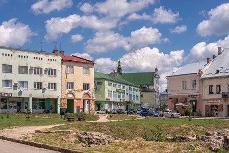 堡垒历史Zhovkva乌克兰08721Vicheva或乌克兰利沃夫地区Zhovkva市的场广在阳光明媚的夏日乌克兰的广场树图片