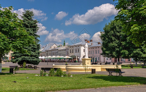 住宅正方形或者Zhovkva乌克兰08721Vicheva或乌克兰利沃夫地区Zhovkva市的场广在阳光明媚的夏日乌克兰的广场图片