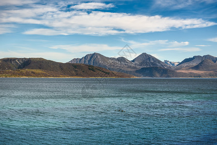 挪威蓝色天空的美丽山地和海风景观有选择地聚焦自然岩石北方图片