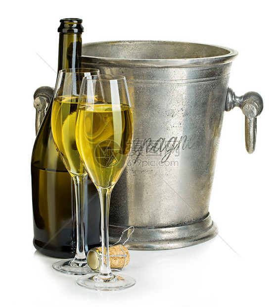 金的干杯香槟瓶加水桶冰和香槟杯孤立在白边上金属图片
