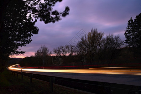 抽象的街道夜晚路边风景的照交通车上有灯光和彩色线模糊的汽车摄影图片
