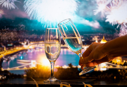 多瑙河丰富彩的活力两杯香槟以对抗城市新年节的烟火夜庆祝活动图片