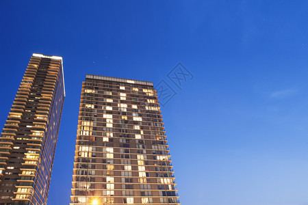 风景优美玻璃黄昏时现代公寓楼排图片