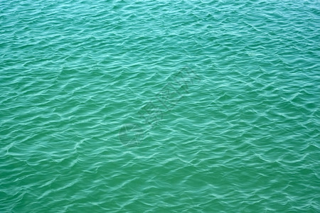 夏天在平静的季气中绿松石色海水表面的轻松波浪深度清除图片