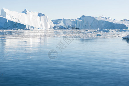 北极云美丽的冰山在迪斯科湾格陵兰岛伊卢利萨特周围的蓝色天空风景优美图片