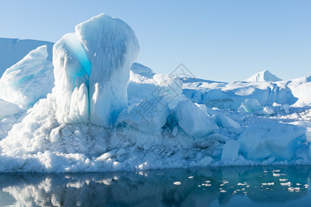 美丽的冰山在迪斯科湾格陵兰岛伊卢利萨特周围的蓝色天空黑暗寒冷蓝色图片