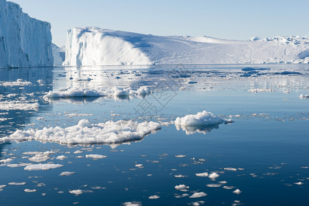 情绪美丽的冰山在迪斯科湾格陵兰岛伊卢利萨特周围的蓝色天空全球黑暗图片