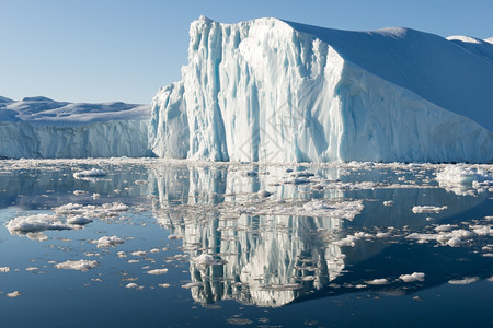 海景激烈的美丽冰山在迪斯科湾格陵兰岛伊卢利萨特周围的蓝色天空情感图片