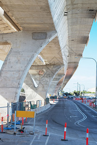 重建中道路的支离破碎通道柱子技术具体的图片