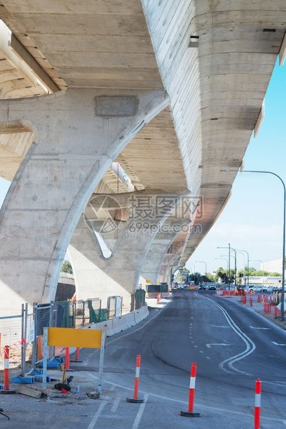 重建中道路的支离破碎通道柱子技术具体的图片