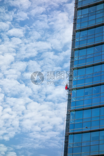 办公室意大利米兰2018年9月7日对带有绳子的摩天大楼窗户清洗建造危险的图片