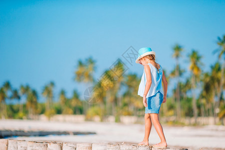 海洋裙子支撑可爱的小女孩在沙滩上玩得开心在暑假的时候海滩玩得开心图片
