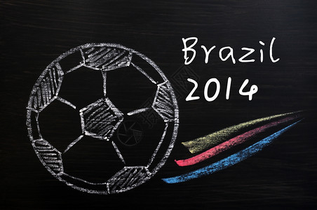 在木黑板上绘制2014年世界足球杯巴西2014年世界杯的粉笔画运动玩木制的图片