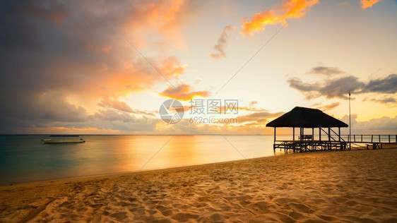毛里求斯岛美丽夕阳背着喷气轮椅人行天桥旅异国情调图片