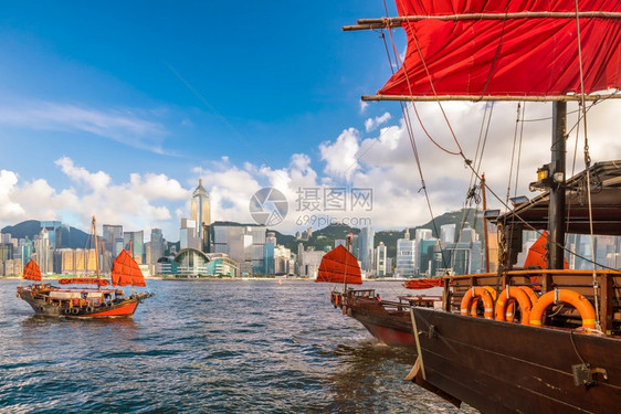 海维多利亚港和香天际有老船的旧摩天大楼建筑学图片