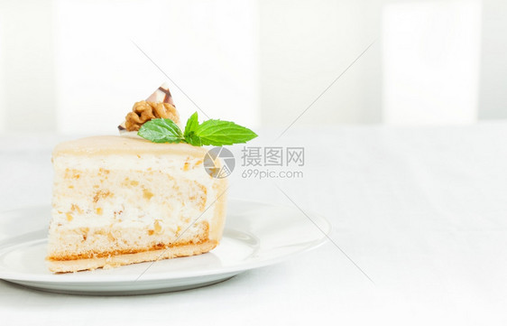 桌子美味的胡桃奶油蛋糕和薄荷叶白色的质地图片