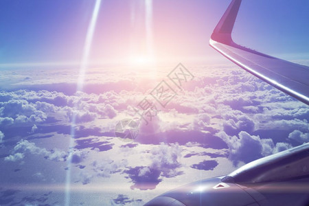季节宁静蓝天线和云面的飞机翼窗口的景象春天图片