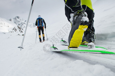 冬季滑雪登山者图片