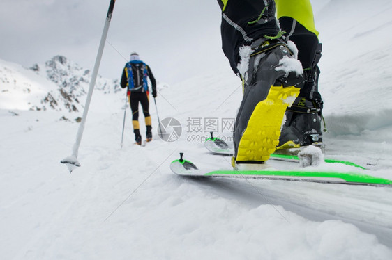 冬季滑雪登山者图片