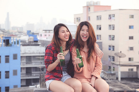 两个亚裔妇女饮酒在屋顶派对户外庆祝友谊女男双和变者夫妇幸福愉快酒精图片