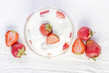 红色的和草莓酸奶在一木碗里用白本底一顿饭粉色的图片