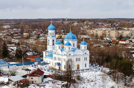 正统俄罗斯白雪皑从上面看迈克尔天使教堂在古老城镇托尔祖克冬季时间图片