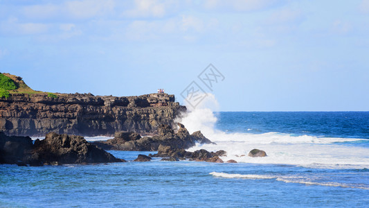 田园诗般的观光毛里求斯岛格海滩在悬崖上坠落的壮观巨浪景图片