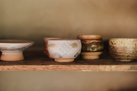 Clay陶瓷制品在车间的架子上干燥手工业碗艺术图片