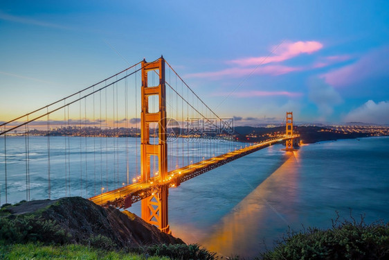 暮著名的金门大桥日落时在美国旧金山全景城市的图片