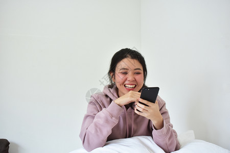 淑女亚洲技术使用移动智能手机的妇女是离子卧室图片