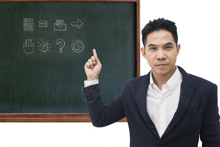 成功聪明的熟亚洲商人在黑板上指向亚洲商人图片