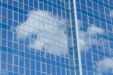 云层反射的摩天大楼空模型镇图片
