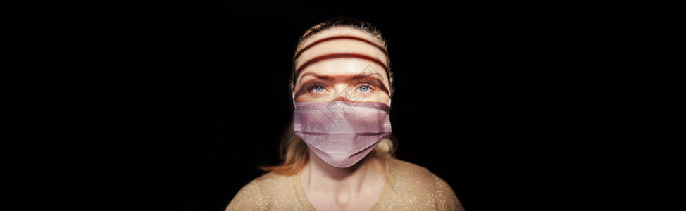 在家中隔离时戴外科面具的妇女患病的严肃疾图片