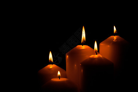 5支光火蜡烛在黑色背景上闪亮燃烧宗教的传统图片