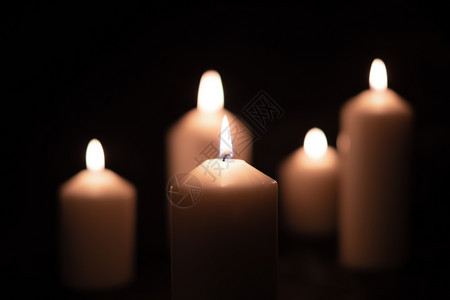 美丽的5支光火蜡烛在黑色背景上闪亮燃烧喜庆的图片