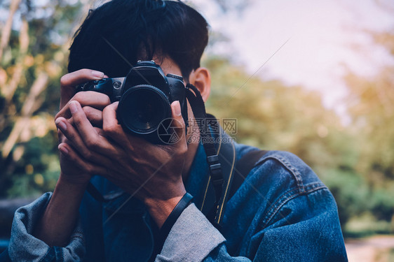 拍照工作室男人拿着照相机拍片的古代音调女图片