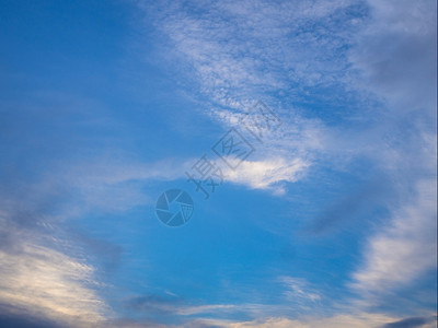 白云笼罩的清蓝天空美丽堂场景图片