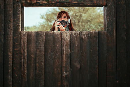 雀斑酒窝落下年轻女子在森林中木屋拍摄照片图片