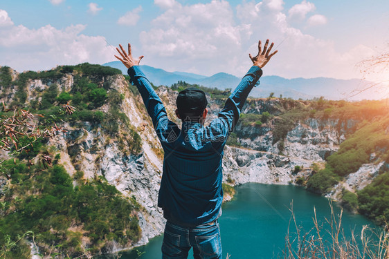 旅行站在湖景的岩石山上人游客男图片