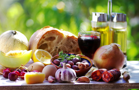 盐切片乡村餐桌上的肉油脂和葡萄酒香料水果图片