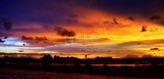 天际线日落的夜晚美景在大自然中的天日落风景优美丽图片