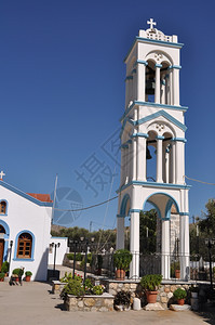 旅游希腊普塞里莫斯岛美丽的蓝色和白教堂塔希腊华丽的蓝色天空著名的图片