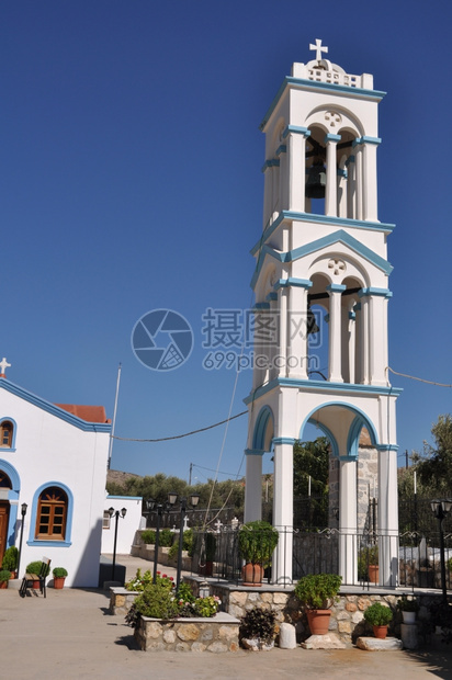 旅游希腊普塞里莫斯岛美丽的蓝色和白教堂塔希腊华丽的蓝色天空著名的图片