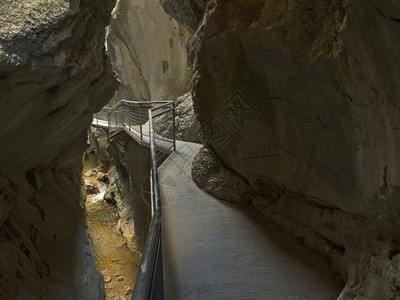 走道卡斯蒂利亚岩石峡谷位于西班牙布尔戈斯的Yecla和SabinaresdelArlanza自然区图片