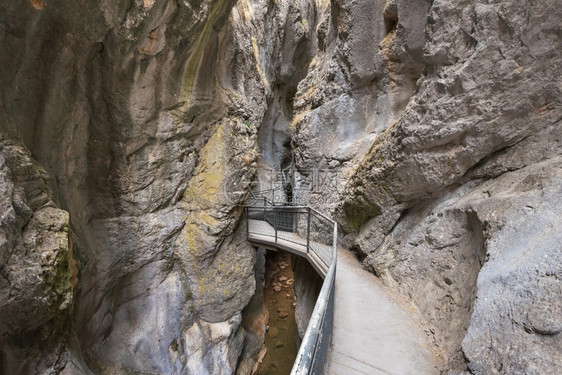 溪流瀑布游客西班牙尔戈斯的拉耶克峡谷图片