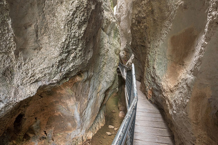 石灰桥西班牙布尔戈斯的拉耶克峡谷多山图片